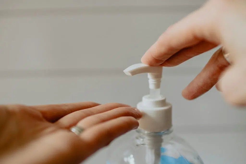 استخدام الكحول في تنظيف أدوات التجميل من أفضل الطرق تعقيما.