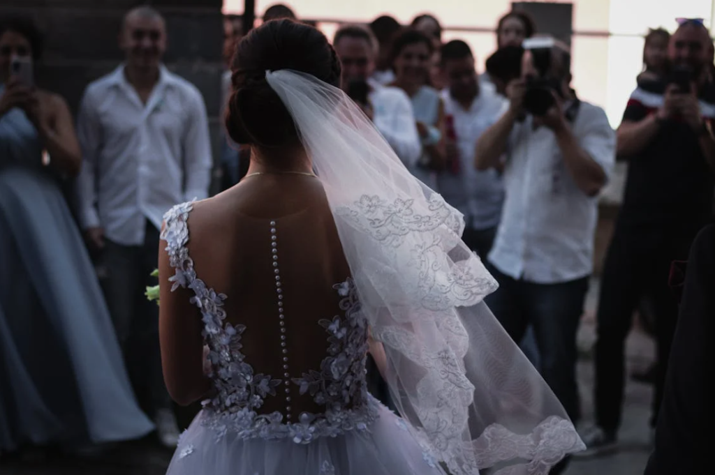 Ways to wear the bride's veil
