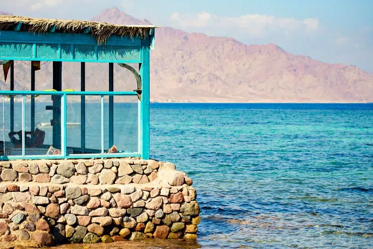 إطلالة على البحر وجمال الطبيعة تجعل من دهب أحد أفضل أماكن شهر العسل في مصر