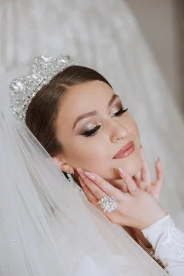 إطلالة عصرية لعروس 