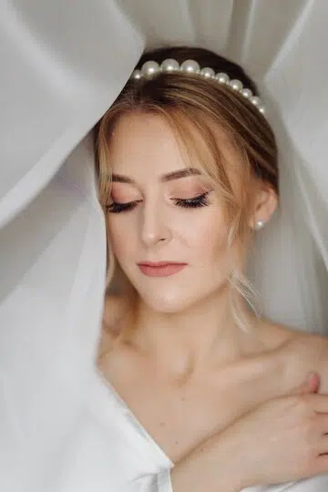 عروس بمكياج وإطلالة ناعمة
