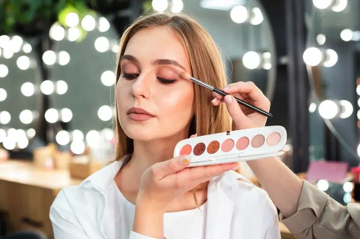 إضافة لمسات مكياج العين 