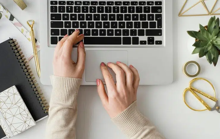 صورة لويدنج بلانر أثناء تنظيم وترتيب مهام تجهيزات الزفاف