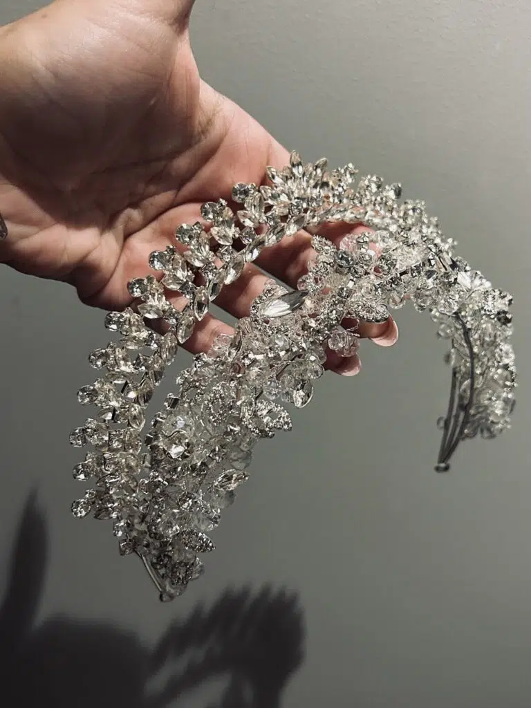 تاج عروسة أنيق وعصري