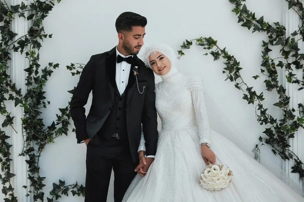 Hair care for the groom is important for his beauty.