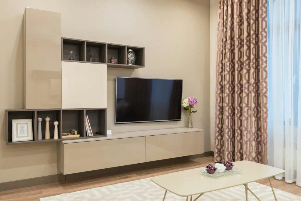 تصميم لديكور تلفزيون مودرن بوحدات تخزينية لاستغلال المساحات